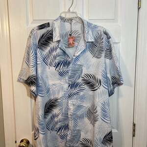 Men’s Leaf Graphic Hawaiian Style Shirt Casual Top NWT